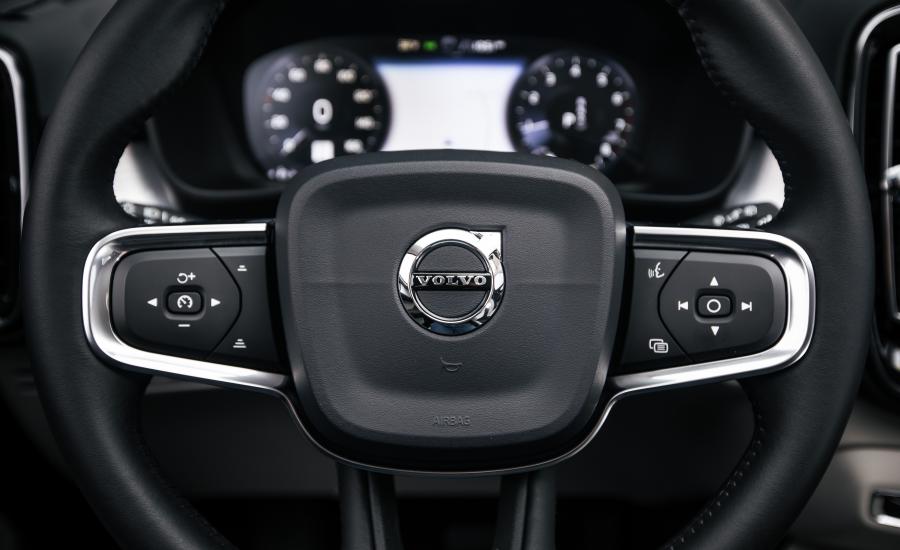 Панель приборов Volvo XC40 T4 Momentum 2018 года  (NA) (фото 27 из 36)